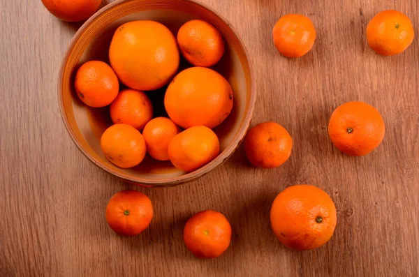 Свежие Мандарины Апельсины Глиняной Чаше Деревянном Фоне — стоковое фото