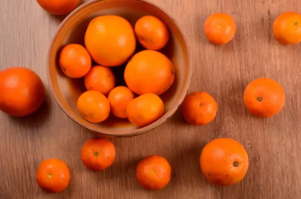 Tangerinas Laranjas Frescas Uma Tigela Barro Fundo Madeira — Fotografia de Stock