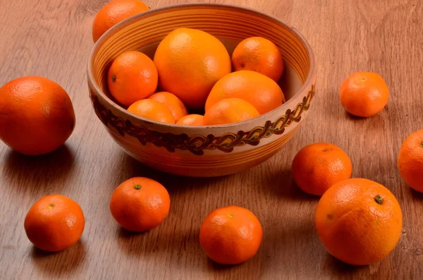 Tangerinas Laranjas Frescas Uma Tigela Barro Fundo Madeira — Fotografia de Stock