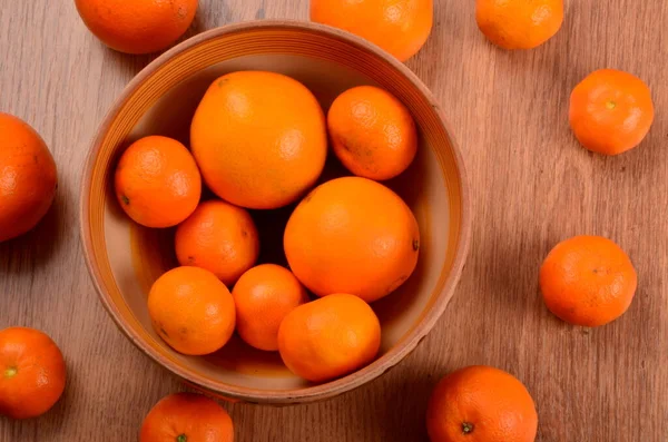 Tangerinas Laranjas Frescas Uma Tigela Barro Fundo Madeira — Fotografia de Stock