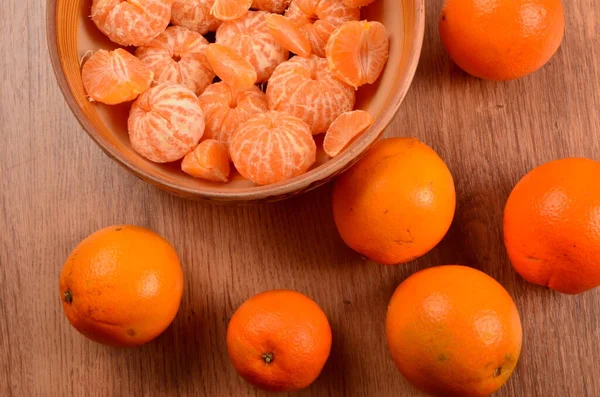 Mandarines Fraîchement Pelées Dans Bol Argile Sur Fond Bois Entouré — Photo