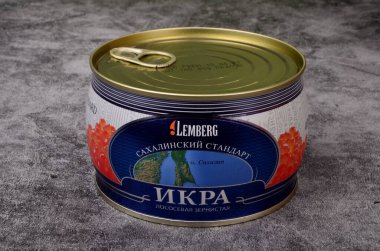 RIGA, LATVIA - 31 Aralık 2020: Kırmızı Lemberg havyarı gri taş arka planda kapalı metal teneke, Kızıl Rus havyarı, kırmızı somon havyarı ve kırmızı havyar.