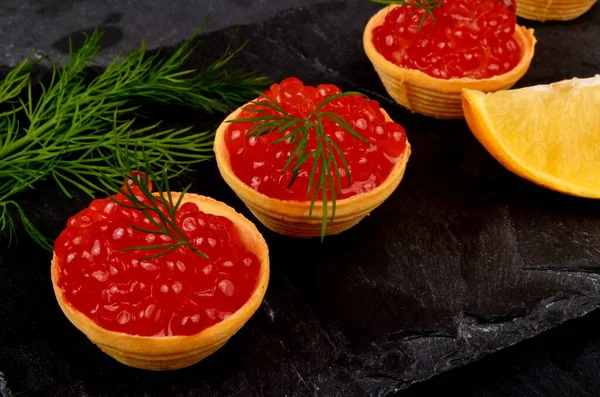 Tartaletas Con Caviar Salmón Rojo Plato Piedra Negra Decoradas Con —  Fotos de Stock