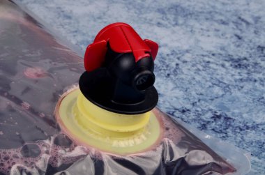 Kırmızı şarap 1,5 litre plastik torba içinde mavi taş arka planda