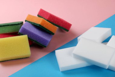 Mutfak ve temizlik için melamin ve geleneksel süngerler.