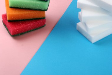 Mutfak ve temizlik için melamin ve geleneksel süngerler.