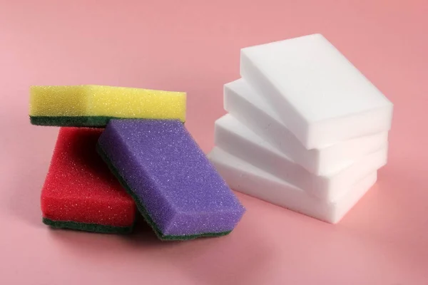 Mutfak ve temizlik için melamin ve geleneksel süngerler.