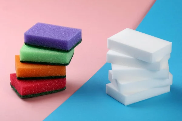 Mutfak ve temizlik için melamin ve geleneksel süngerler.