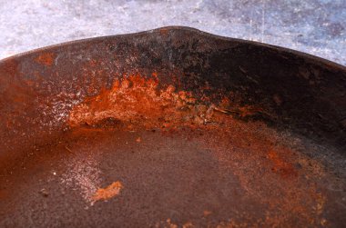 Paslı metal, rustik bir arka planda. Dökme demir tavanın yenilenmesi. Eski, paslı, dökme demir tava. Yukarıdan görünüm