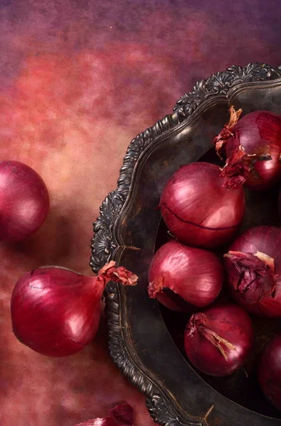 Several Red Onions Metal Plate Purple Background Still Life Red — Stock Photo, Image