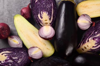 Gri arka planda taze mor sebzelerle dolu bir hayat. Taze mor sebze koleksiyonu, sebze arkaplan