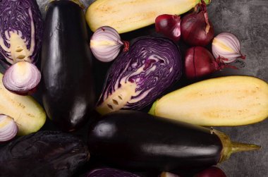 Gri arka planda taze mor sebzelerle dolu bir hayat. Taze mor sebze koleksiyonu, sebze arkaplan