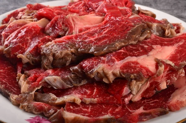 Tranches Viande Crue Finement Coupées Sur Une Assiette Blanche Fond — Photo