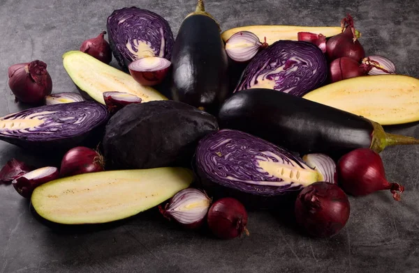 Natureza Morta Verduras Roxas Frescas Contexto Cinza Coleção Legumes Roxos — Fotografia de Stock