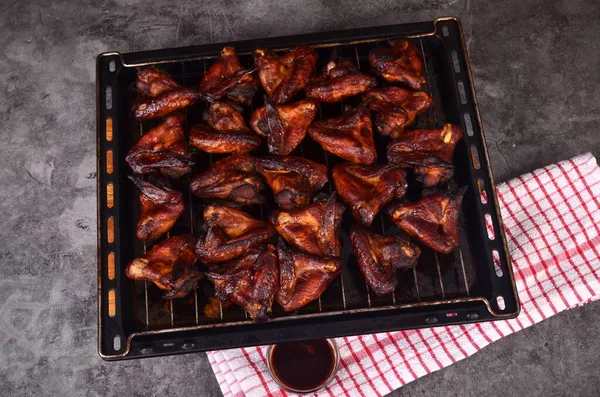 烤鸡翅在烤盘上 烤在烤箱里 脆粘蜂蜜鸡翅 顶视图 — 图库照片