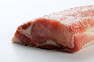 Beyaz arka planda taze çiğ domuz eti izole edilmiş.