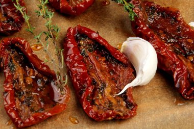 Kurutulmuş güneş domatesleri, kekikli kurutulmuş domates yarıları, fırında zeytin yağında sarımsak, üst görünüm.