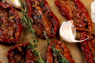 Kurutulmuş güneş domatesleri, kekikli kurutulmuş domates yarıları, fırında zeytin yağında sarımsak, üst görünüm.