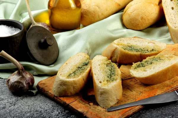 Vintage Küchenbrett Mit Leckerem Hausgemachtem Knoblauchbrot Auf Dem Tisch — Stockfoto