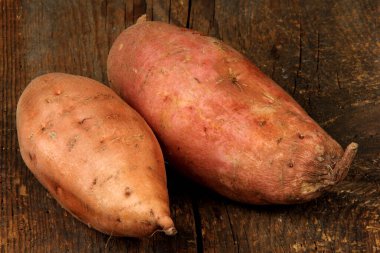 Çiğ patates ya da eski tahta üzerinde yarasa. Ahşap yüzeyde yarasalar