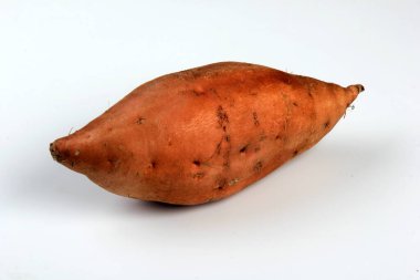 Tatlı patatesler, beyaz arka planda izole edilmiş batata. Ipomoea yarasaları.