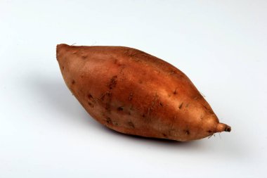 Tatlı patatesler, beyaz arka planda izole edilmiş batata. Ipomoea yarasaları.