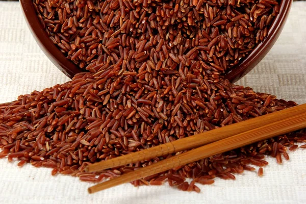 Helicópteros Madeira Arroz Vermelho Cru Uma Tigela Barro Fundo Tecido — Fotografia de Stock