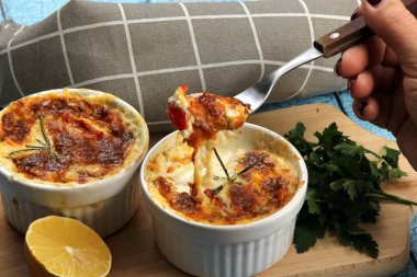 Peynirli morina güveci, ekşi krema ve domates. Peynirli ve ekşi kremalı beyaz balık güveci, haşlanmış balık. Deniz ürünleri Julienne 'i