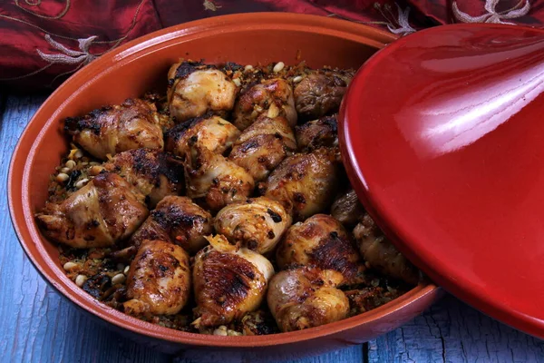 Geleneksel Fas usulü kurutulmuş meyve ve baharatlı tavuk tavernası. Kuskus soslu Fas tavuğu.