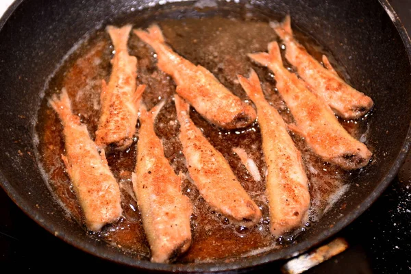 Siyah Bir Mutfak Tavasında Kıtır Ekmekli Avrupa Eritilmiş Balığı Osmerus — Stok fotoğraf