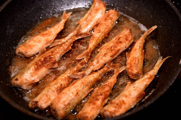 Pescado Crujiente Olor Europeo Osmerus Eperlanus Una Sartén Cocina Negra — Foto de Stock