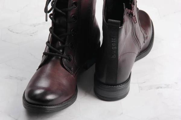 Riga Lettland Februar 2021 Damen Stiefeletten Aus Bordeauxrotem Leder Modische — Stockfoto