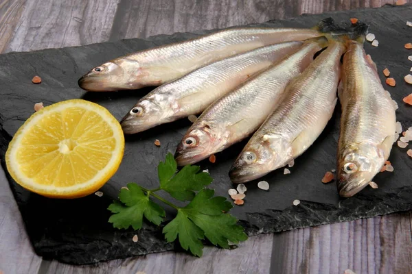 Pescado Fresco Olfateado Plato Piedra Negra Peces Derretidos Europeo Olfateado —  Fotos de Stock