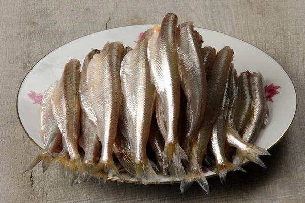 Beyaz Tabakta Taze Eritilmiş Balık Bağırsakları Deşilmiş Balık Taze Eritilmiş — Stok fotoğraf