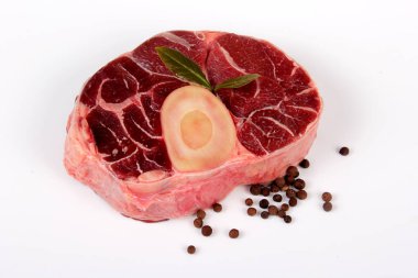 Sığır Bacağı Dilimi beyaz arka planda izole edilmiş. Dana Bacağı Dilimi 