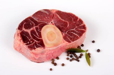 Sığır Bacağı Dilimi beyaz arka planda izole edilmiş. Dana Bacağı Dilimi 