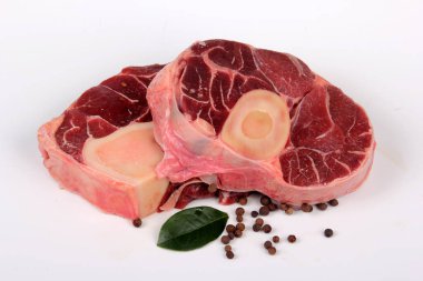 Sığır Bacağı Dilimi beyaz arka planda izole edilmiş. Dana Bacağı Dilimi 