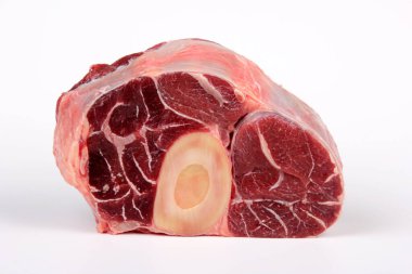 Sığır Bacağı Dilimi beyaz arka planda izole edilmiş. Dana Bacağı Dilimi 