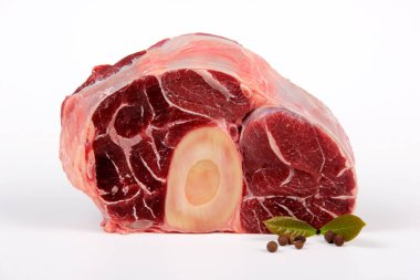Sığır Bacağı Dilimi beyaz arka planda izole edilmiş. Dana Bacağı Dilimi 