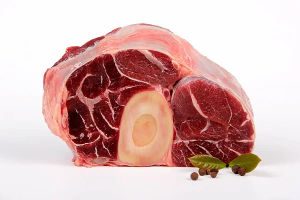Sığır Bacağı Dilimi beyaz arka planda izole edilmiş. Dana Bacağı Dilimi 