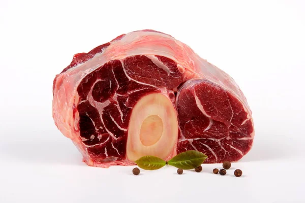 Beef Leg Slice Isoliert Auf Weißem Hintergrund Kalbsbeinscheiben — Stockfoto