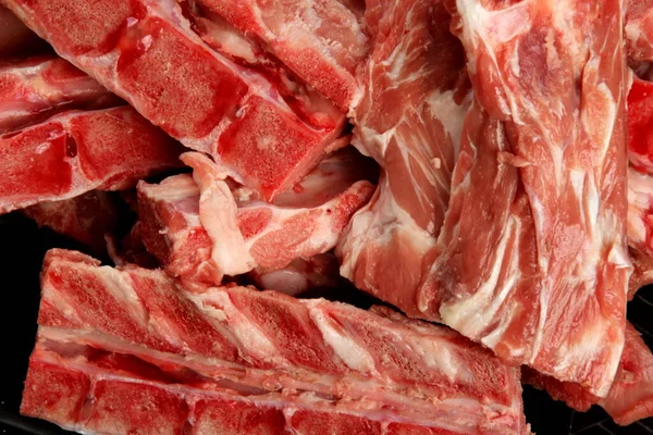 Carne Cruda Con Osso Piatto Argilla Fondo Marmo Lusso Carne — Foto Stock