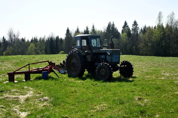 Vecchi Trattori Agricoli Russi Blu Nel Campo Macchine Agricole Azienda — Foto Stock