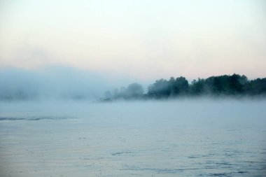 Yaz boyunca sabah erkenden nehirde sis vardı.