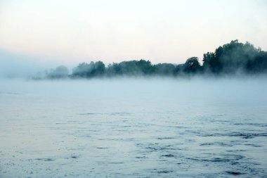 Yaz boyunca sabah erkenden nehirde sis vardı.