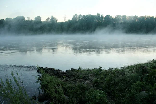 夏の早朝に川の霧 — ストック写真