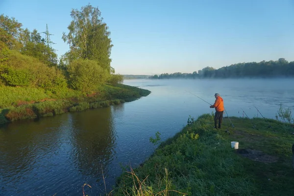Nerozpoznatelný Rybář Řeky Pohled Zezadu Mlha Řece Časně Ráno Západ — Stock fotografie