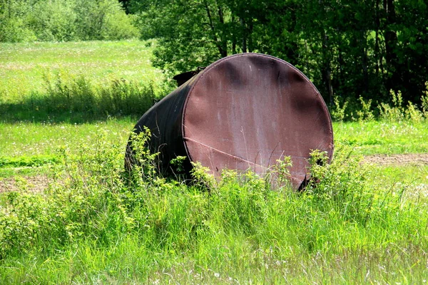 水のための大きな金属バレル 庭には金属製のウォーターバレルが立っています 農業分野での灌漑用の古い錆びたバレル — ストック写真