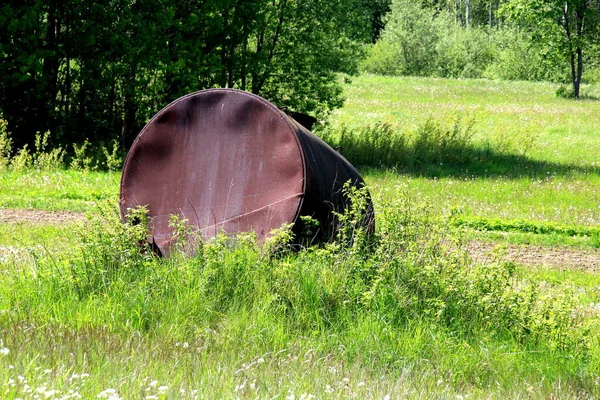 Large Metal Barrel Water Metal Water Barrel Stands Garden Old — Stock Photo, Image