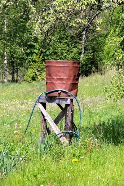 Large Metal Barrel Water Metal Water Barrel Stands Garden Old — Stock Photo, Image